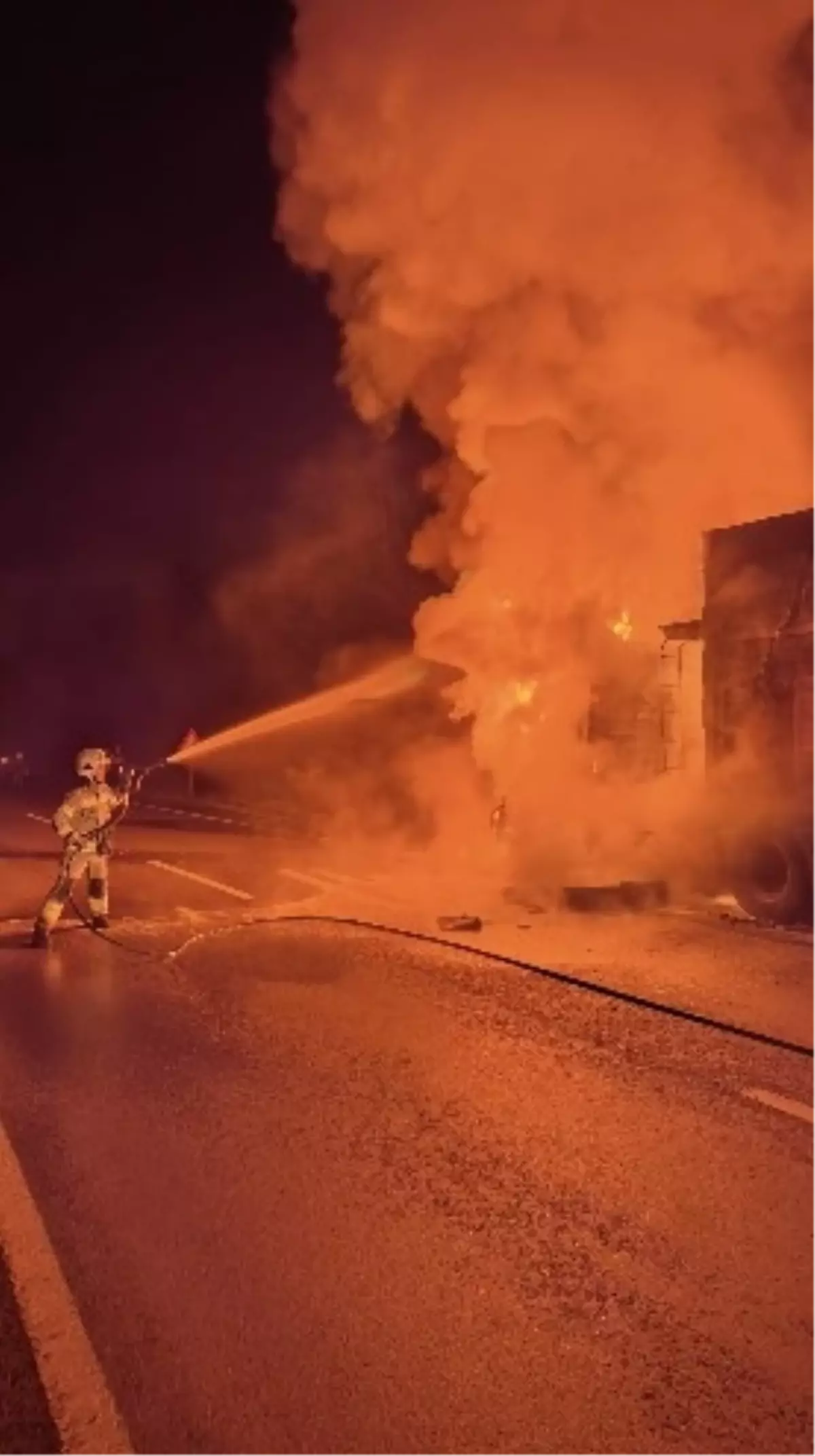 Bursa Kestel’de Mısır Yüklü TIR’da Çıkan Yangın Büyük Panik Yarattı