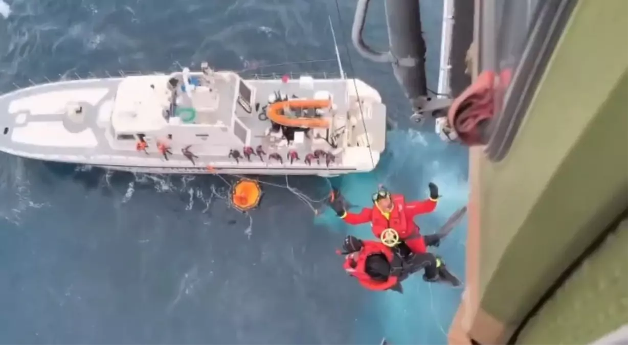 İzmir’de Göçmen Botu Batarken İki Kişi Hayatta Kaldı