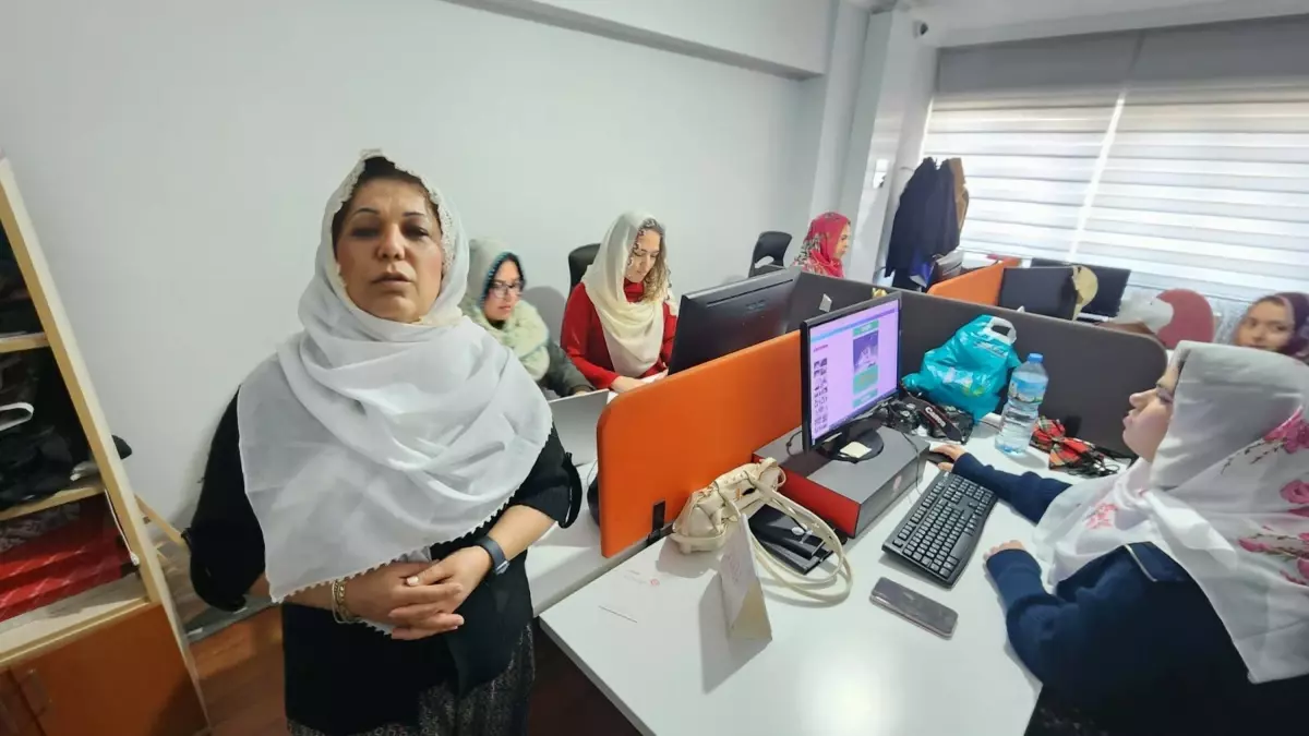 Muğla’da Kadın Gazeteciler, Zeynep Güneş’e Yöresel Kıyafetle Destek Oldu