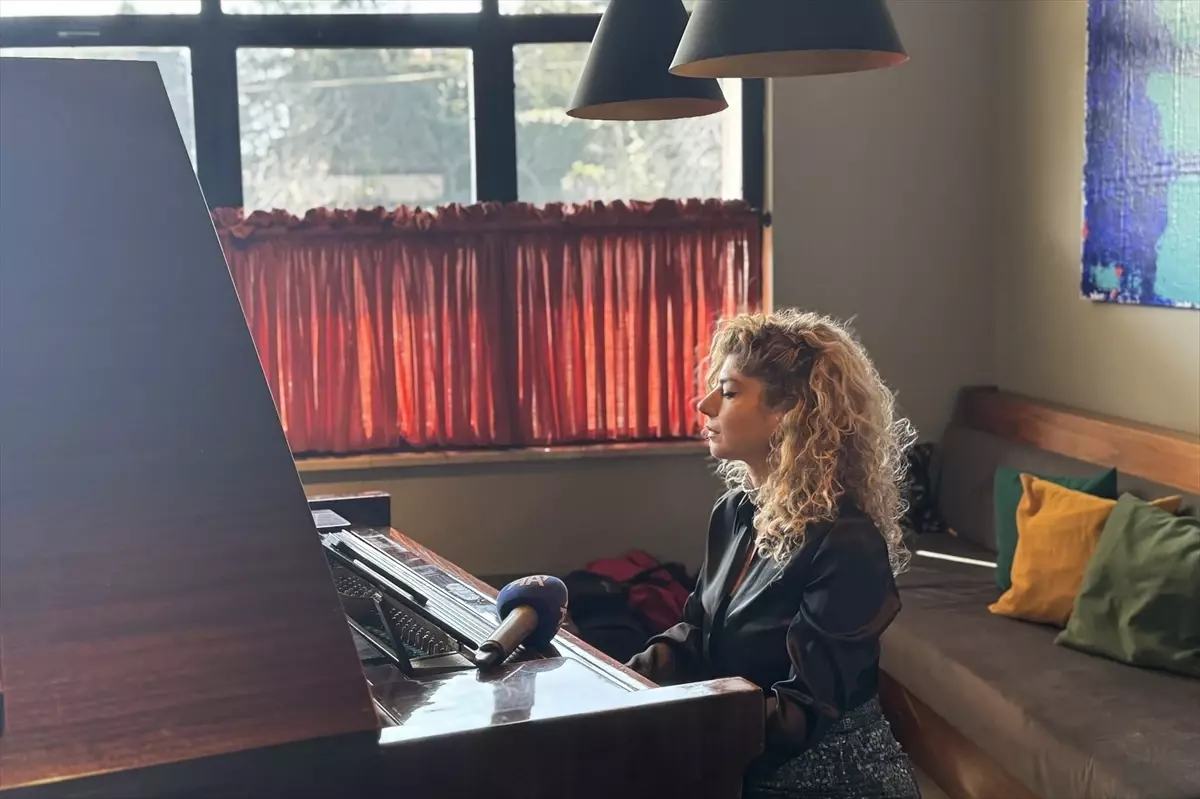 Sahne ışıkları altında Esra Üçcan