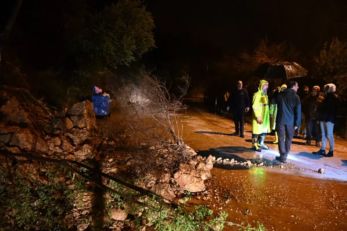 Kadirli’de Şiddetli Sağanak Yol ve Ulaşımda Aksamaya Neden Oldu
