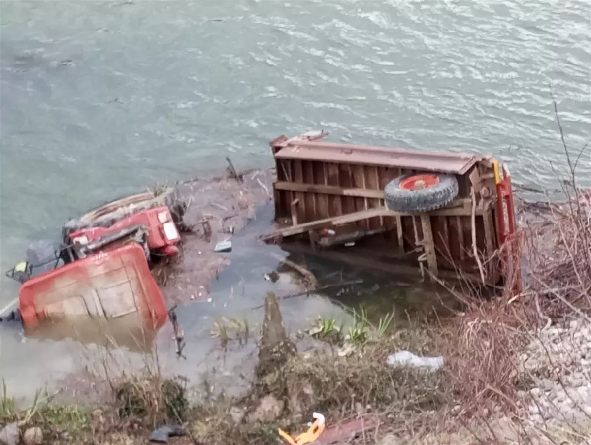 Bafra’da Traktör Nehre Çıktı: 75 Yaşındaki Sürücü Hayatını Kaybetti, Gelini Yaralandı