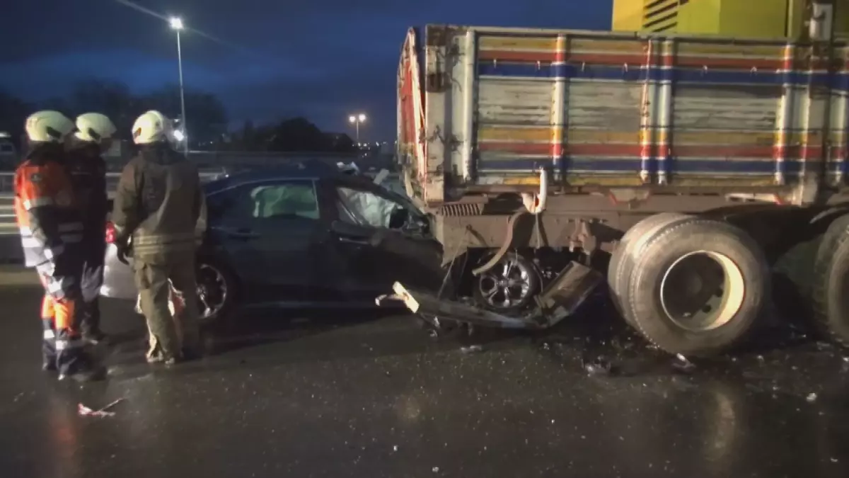 Silivri'de Tekerlek Koptu, Otomobil Kamyona Çarptı: Sürücü Yaralandı