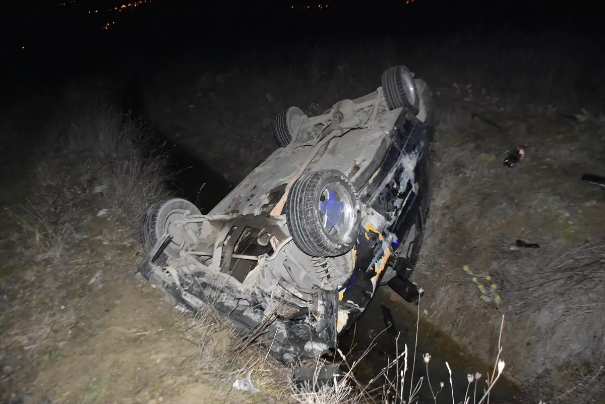 Boyabat'ta su kanalına devrilen otomobil