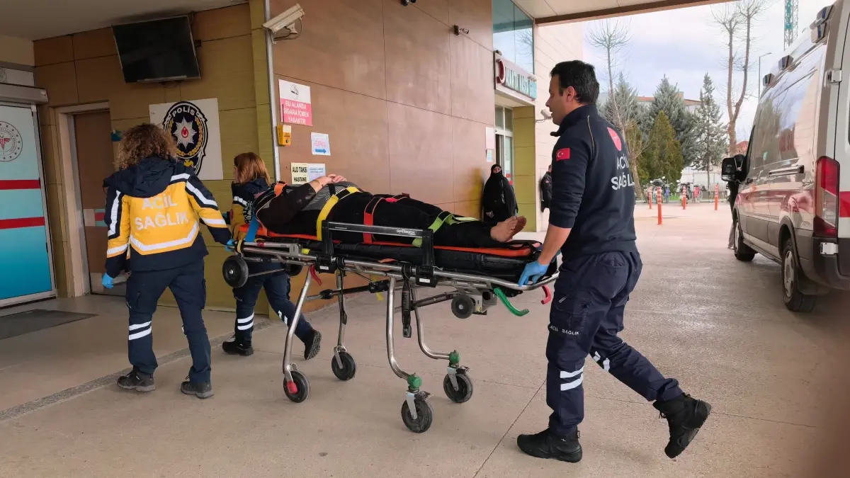 İnegöl'de Temizlikçi Pencere Kazasından Hastaneye Kaldırıldı