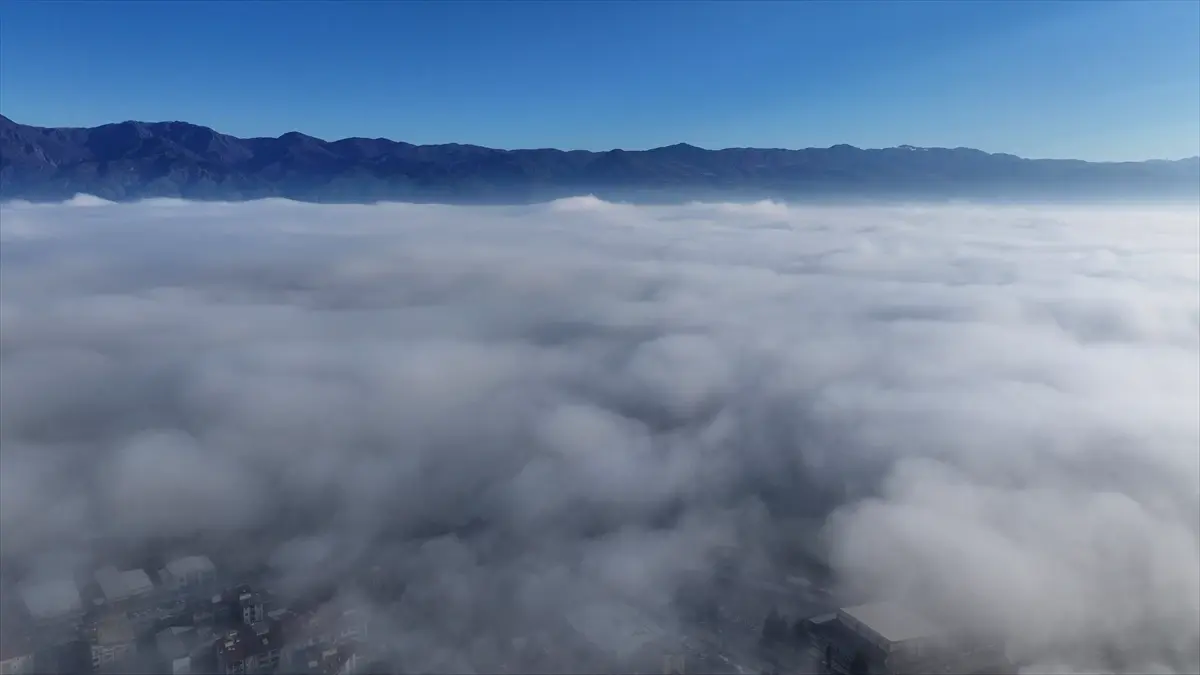 Erbaa’da Görüş Mesafesini 35 Metrenin Altına Düşüren Yoğun Sis Şehri Kapladı
