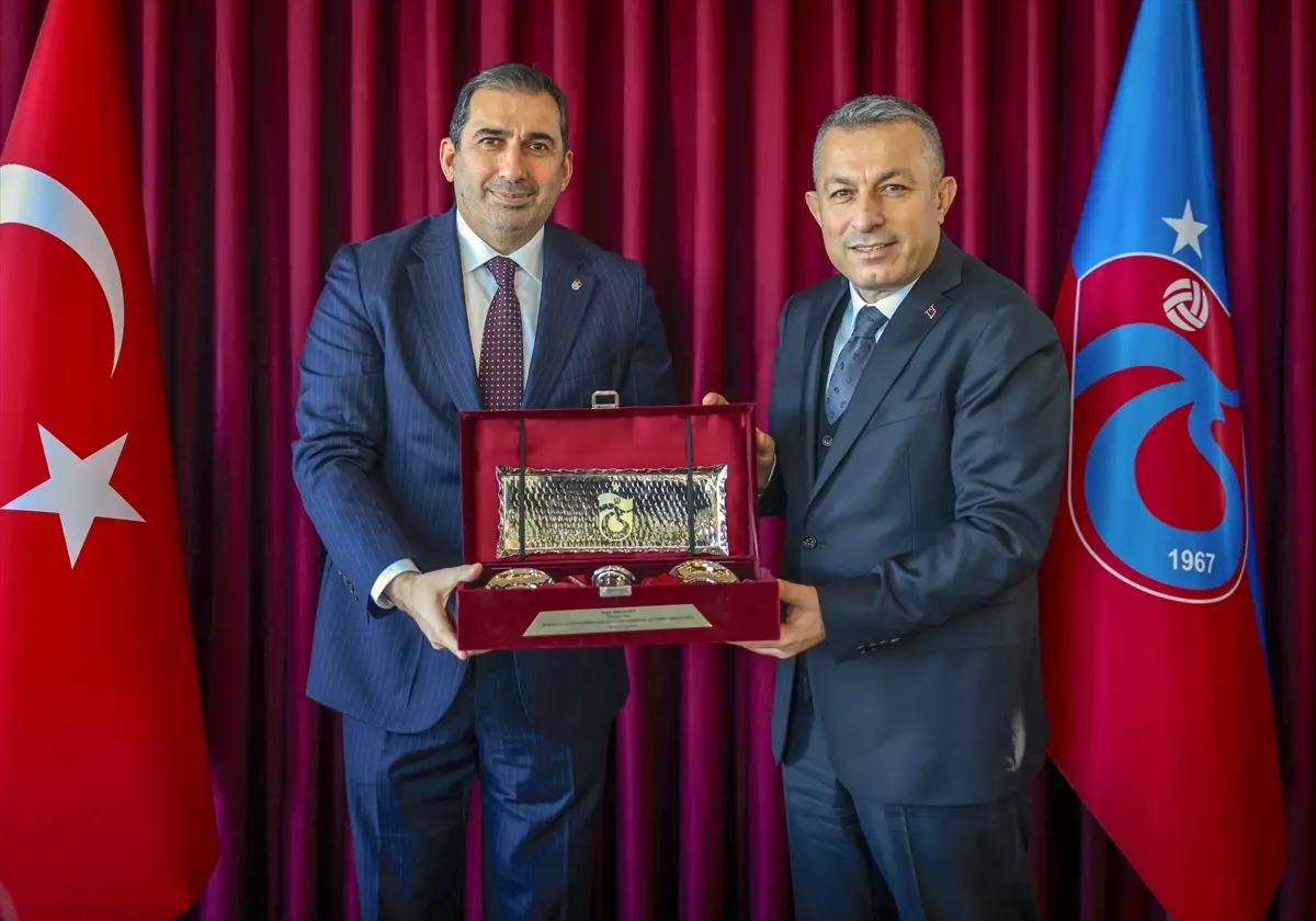 Vali Tahir Şahin, Trabzonspor Yönetimiyle Buluştu ve Plaket Aldı