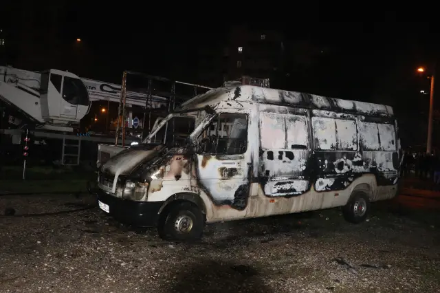 Polis ekiplerinin yangını söndürme çalışması