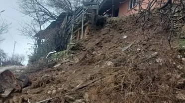 Çöken istinat duvarının hasar görmüş görüntüsü