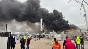 Yangının söndürülmesi sırasında itfaiye ekipleri