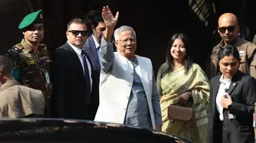 Bangladeş sandık başında oy kullanan vatandaşlar