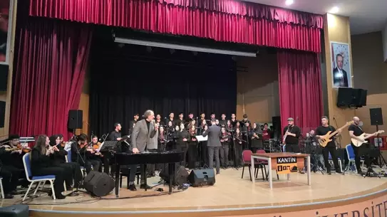 Müzikal tiyatro performansı sırasında sahne görüntüsü