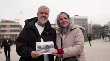 Kırmızı halı üzerinde yürüyen çiftler