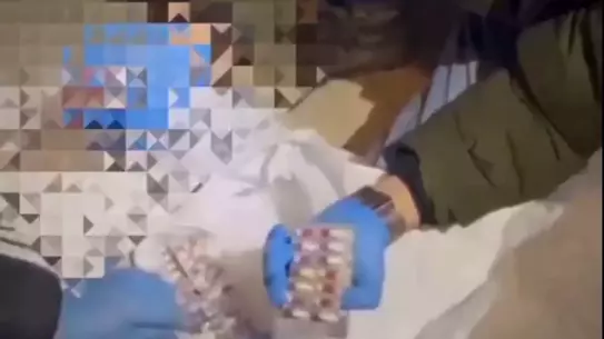 Ele geçirilen haplar ve polis memurları