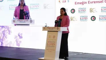 Etkinlikte konuşma yapan bir kadın temsilci
