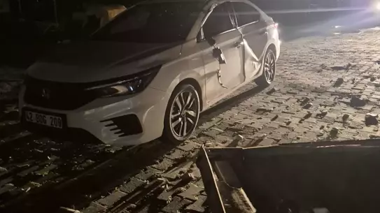 Rüzgar etkisiyle devrilen araçlar ve hasar gören binalar