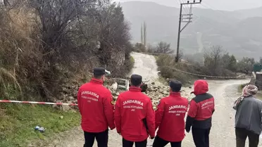 Çöken duvarın altında kalan kamyonet