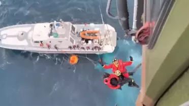 Kurtarılan göçmenler kıyıya çıkıyor