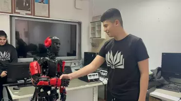 Altan robotu sınıfta öğrenciyle etkileşimde