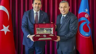 Trabzonspor'un bordo‑mavi renkleriyle süslenmiş plaket