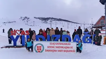 Yıldız Dağı'nda kayak yapan öğrenciler