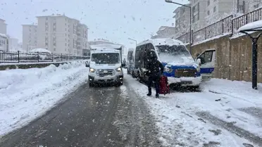 Yüksekova’da karla kaplı köy yolları