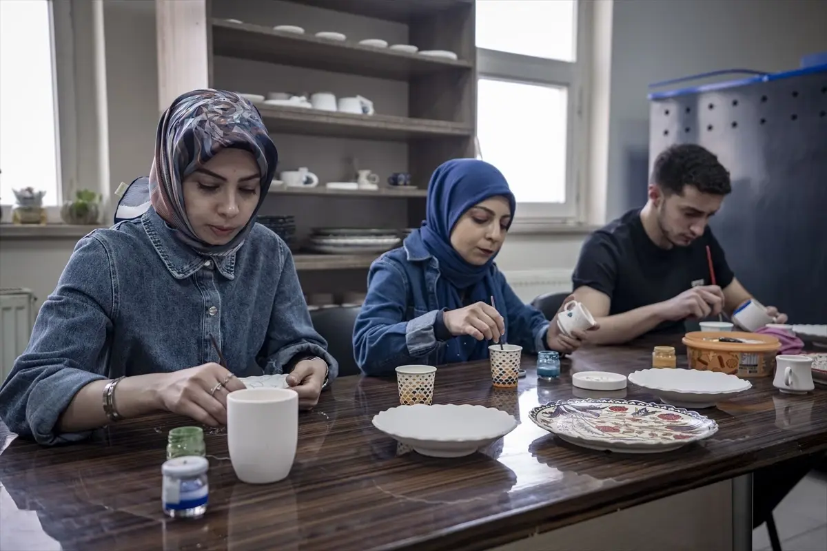Erzurum’da Kadınlar Geleneksel Çini Sanatını Keşfederek Ek Gelir Sağlıyor