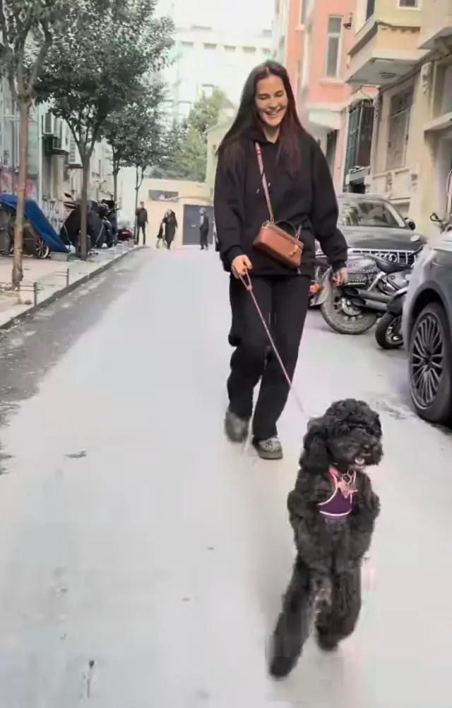 Emel Yıldırım ve köpeği oyun oynarken