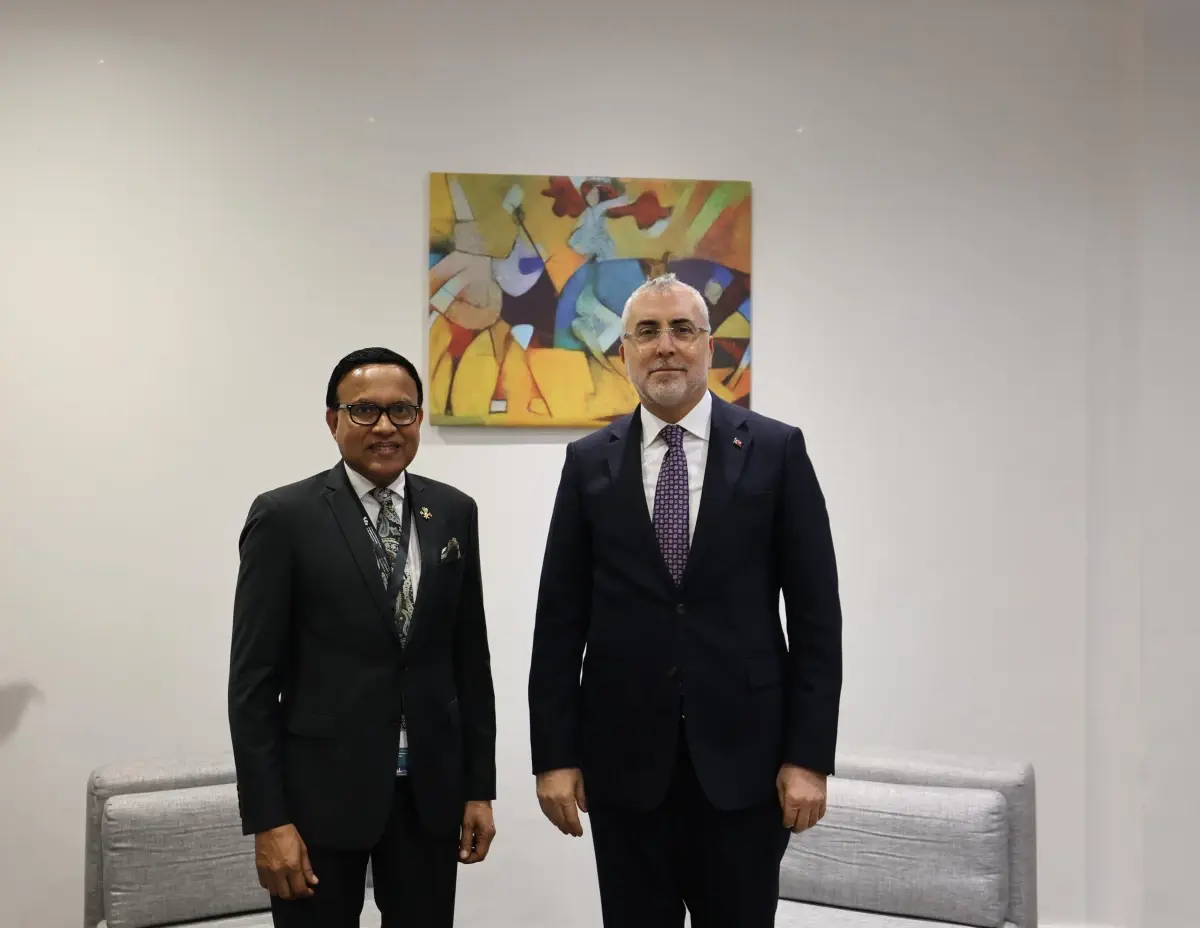 Sağlık Bakanı Işıkhan, Maldivler'den Nazeer ile İstihdam ve Mesleki Eğitim İşbirliğini Görüştü