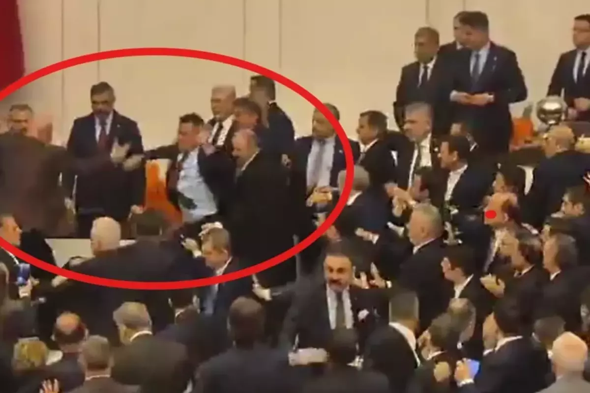 Osman Gökçek'ten 'Yaptığım Hiçbir Şeyden Pişman Değilim' Açıklaması: Kabine Yemininde Gergin Anlar