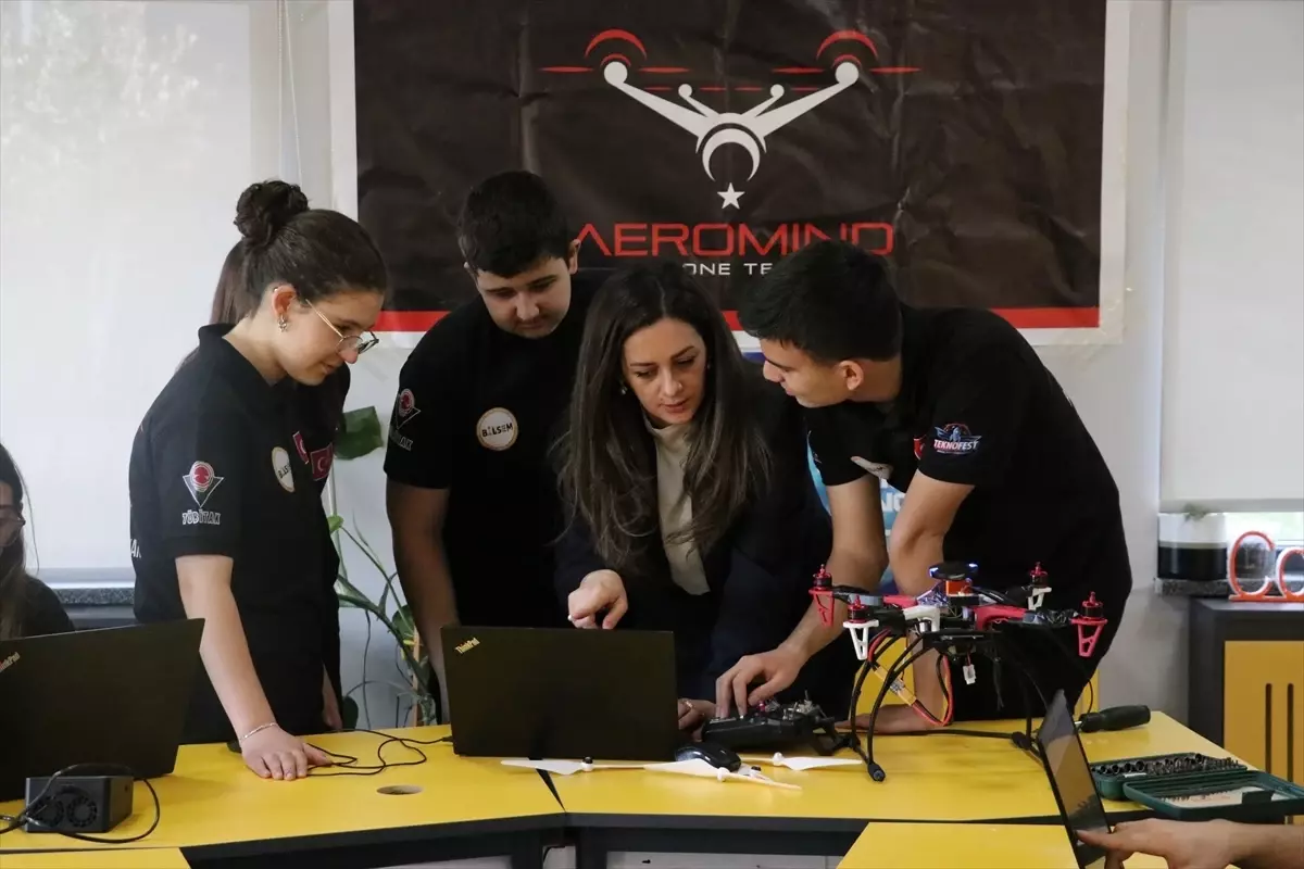 Dijital Dönüşümde Öğrencileri Geleceğe Hazırlayan Öğretmen