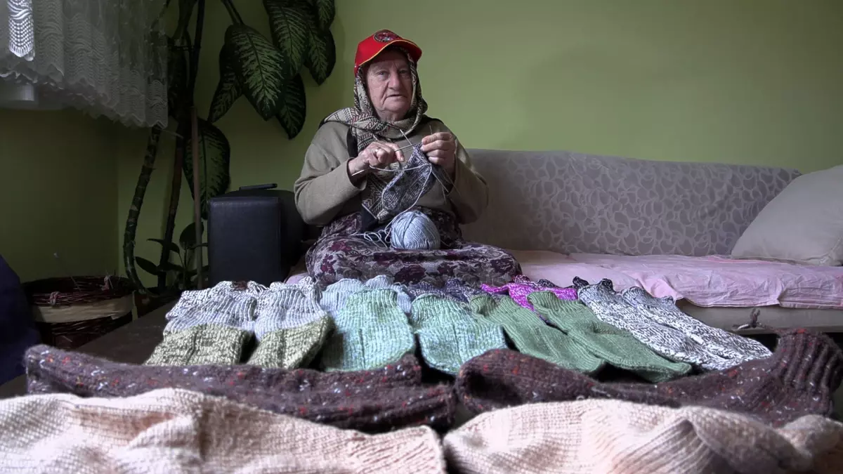 85 Yaşındaki Hamide Kaldırım’dan Askerlere Özel Patik: Sevgi Dolu Bir Destek