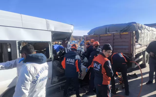 Kurtarma ekiplerinin çarpışma bölgesindeki çalışması