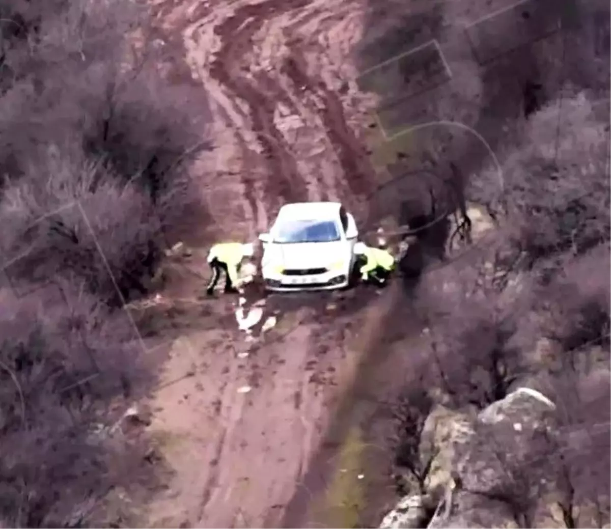 Afyonkarahisar’da Polis Ekipleri Çamura Saplanan Aracı 15 Dakikada Kurtardı