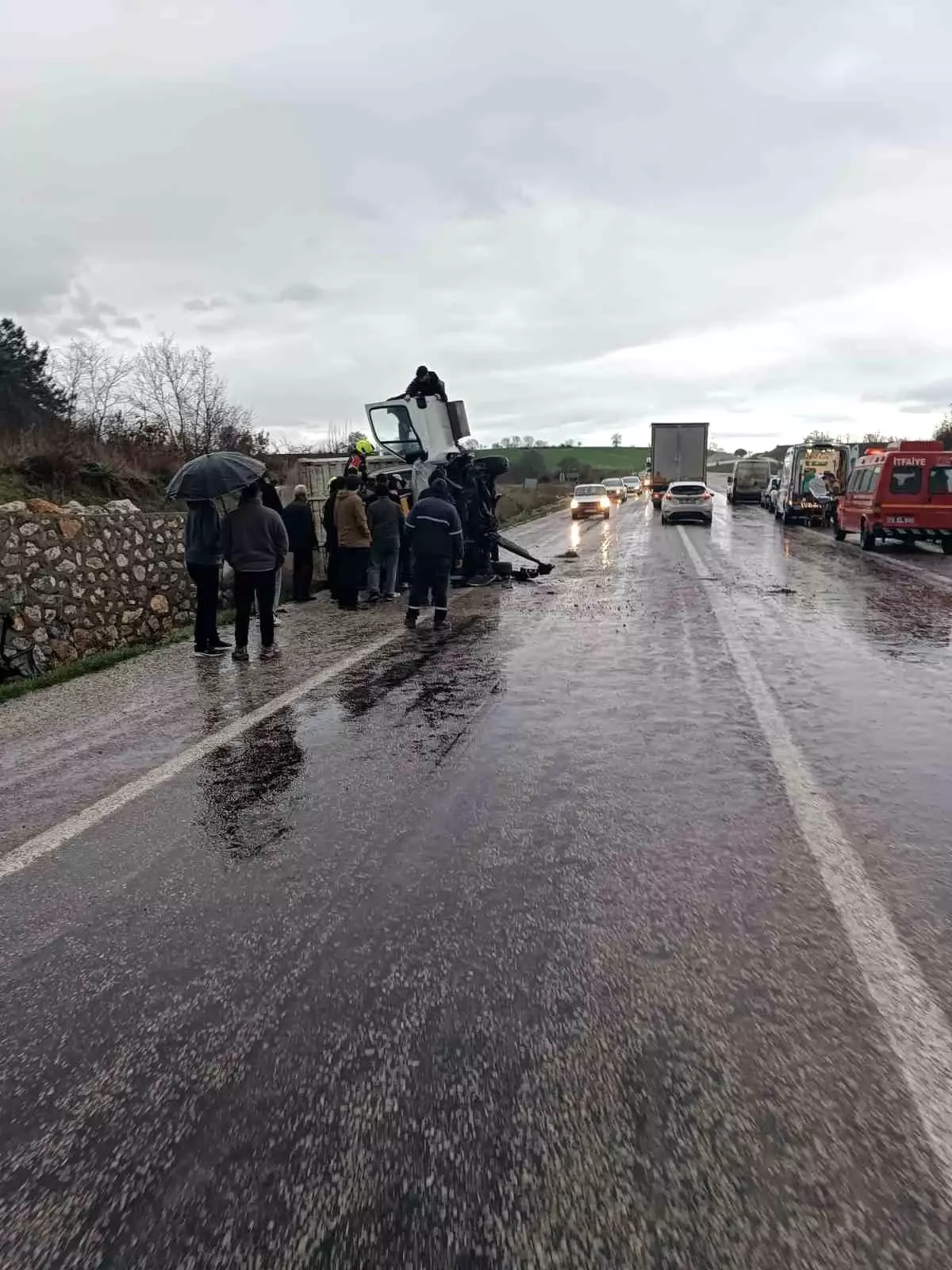 Balıkesir Gönen'de Kaygan Yolda Kamyon Devrildi, Sürücü Yaralandı