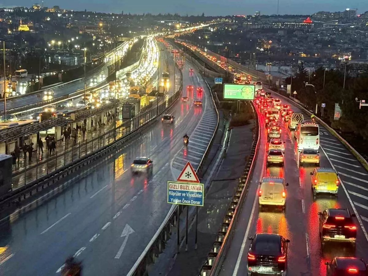 Yoğun Yağış İstanbul’da Trafiği Kilitledi: Araçlar Yüzde 90’a Yakın Yoğunlukta