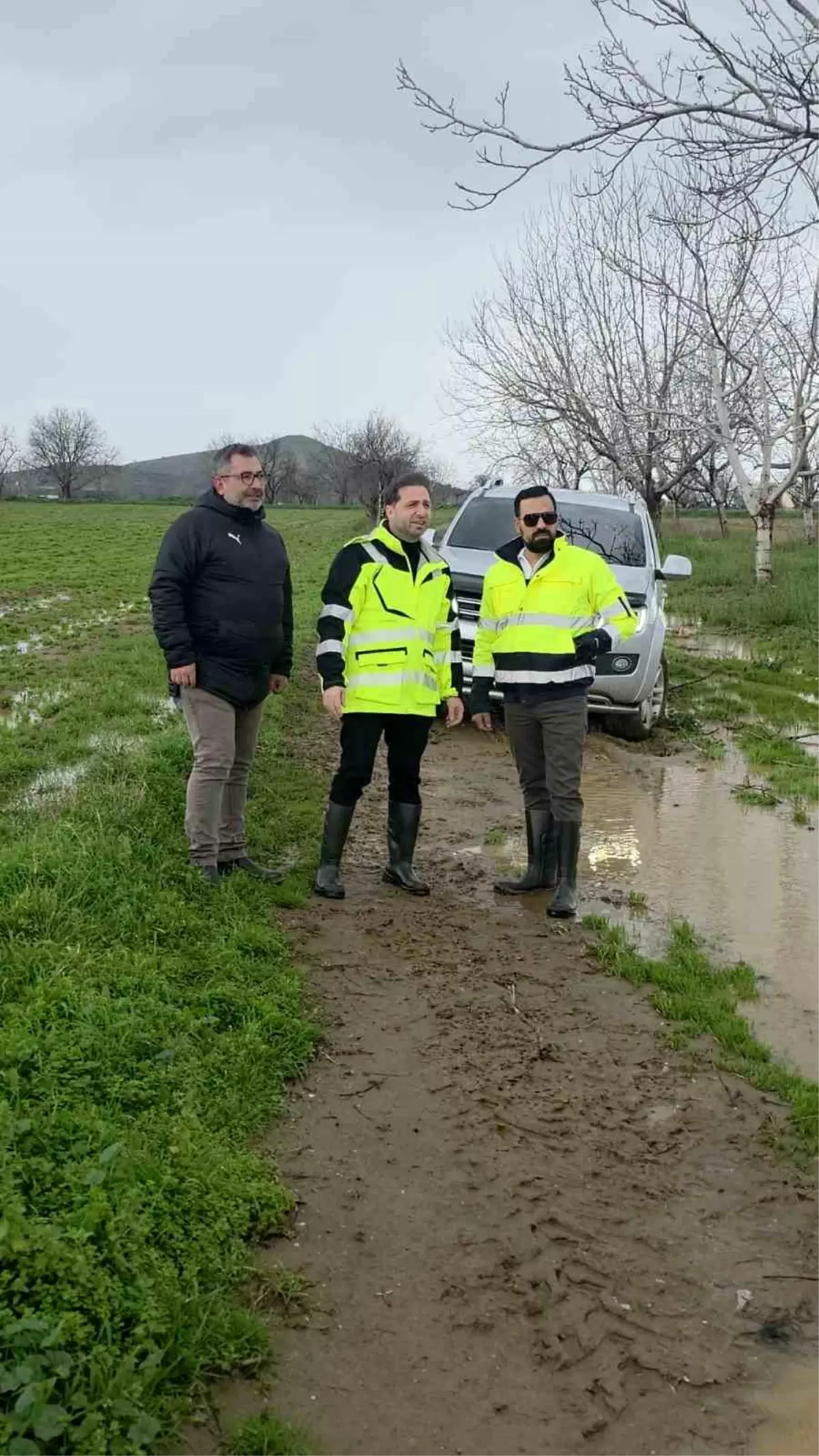 Tire'de Sel Felaketi: Başkan Uğurlu'nun Hızlı Müdahalesi ve Gazetecinin Kurtarılması