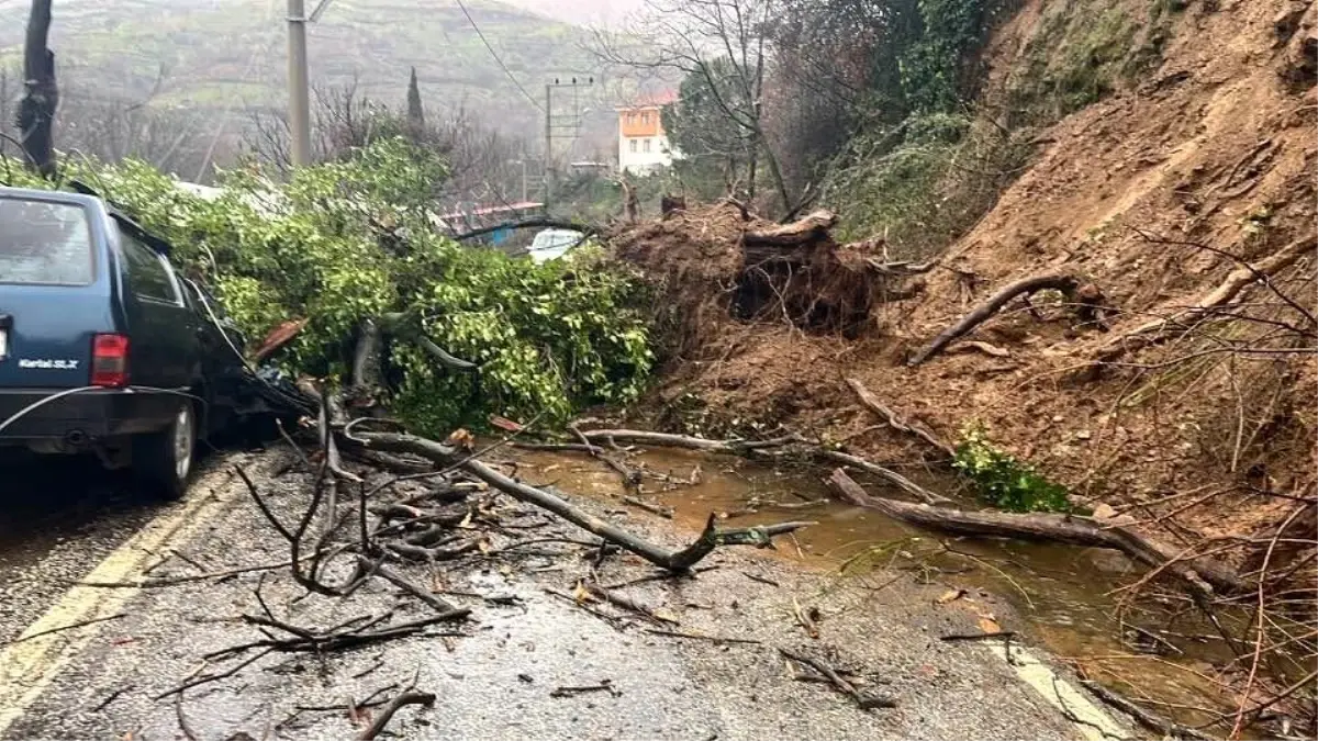 Ödemiş'te Heyelan Felaketi: Araç Göçük Altına Sıkıştı, Can Kaybı Yok