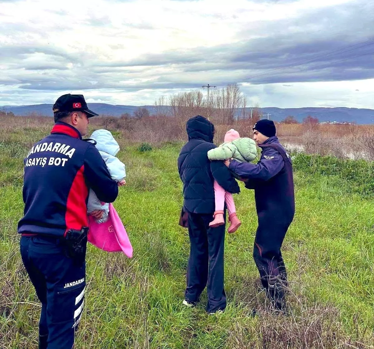 Bursa’da Uluabat Gölü’nde Mahsur Kalan Aile Jandarma ile Güvence Altına Alındı