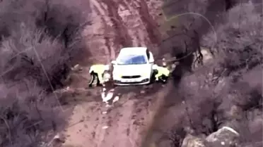 Afyonkarahisar’da Polis Ekipleri Çamura Saplanan Aracı 15 Dakikada Kurtardı
