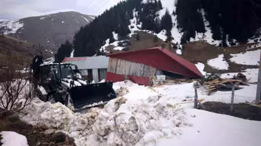 Çığ sonrası hasar gören ahşap evin dış görünüşü