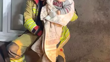 Kurtarılan aile ve itfaiye ekipleri