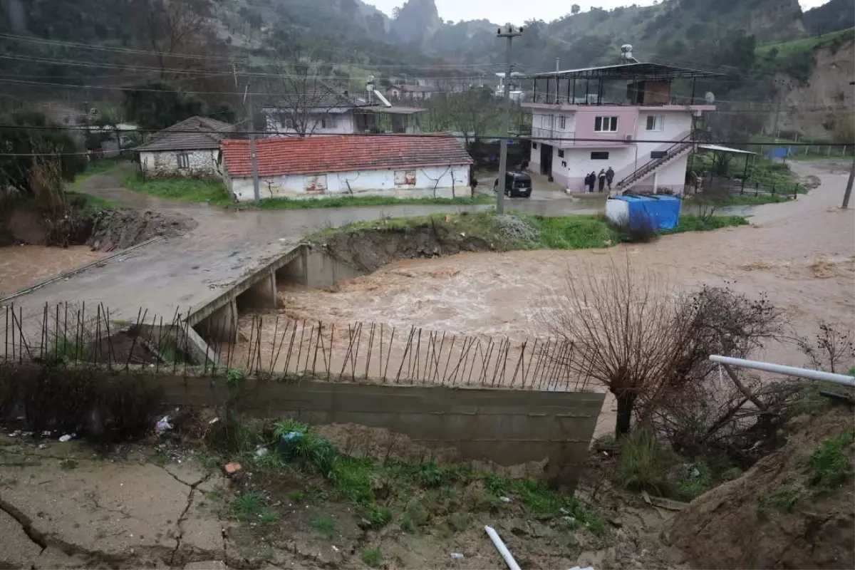 İncirliova’da Şiddetli Sağanak Sonrası 9 Ev Tahliye Edildi