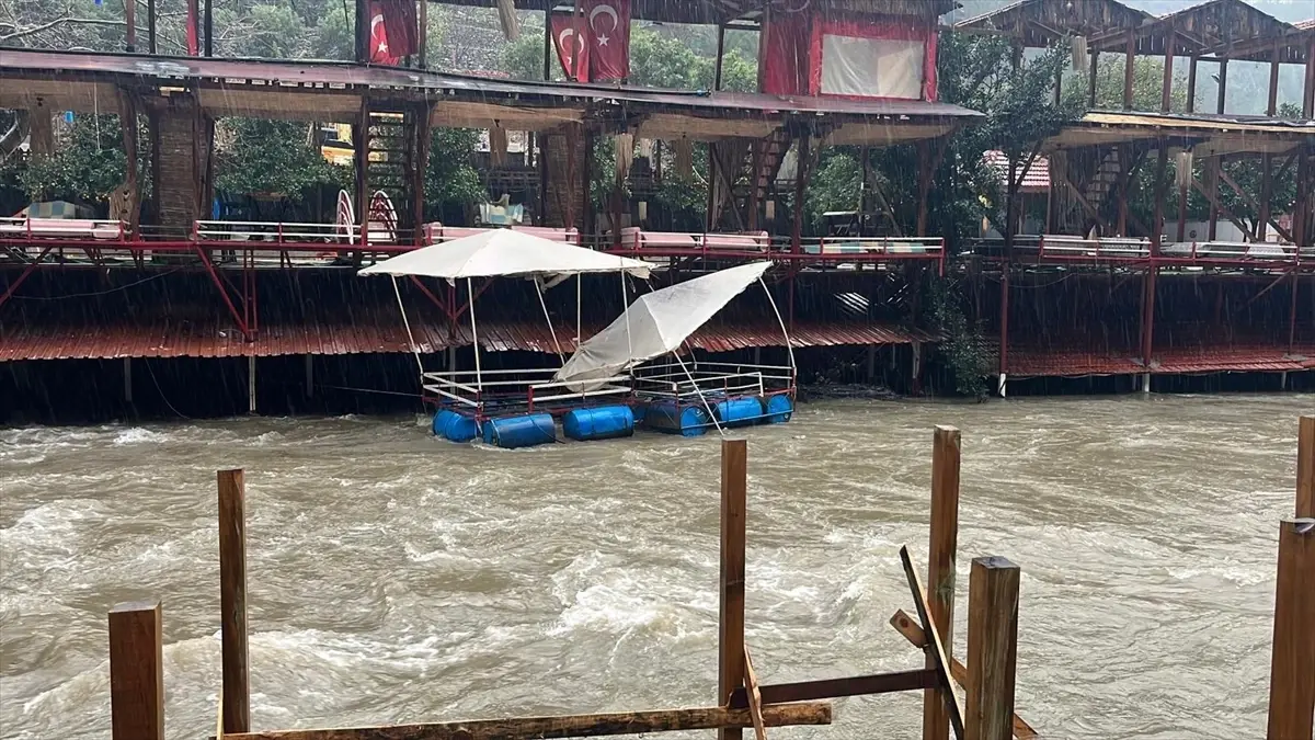 Alanya’da Sel Sonrası Dim Çayı’na Sürüklenen Çardaklar İşletmeleri Zor Duruma Soktu