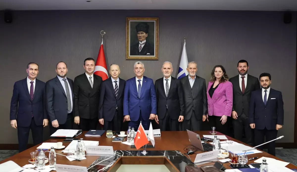 Bakan Bolat, 2025'te Hizmetler Dış Ticaretinde 63,5 Milyar Dolar Fazla Açıklıyor