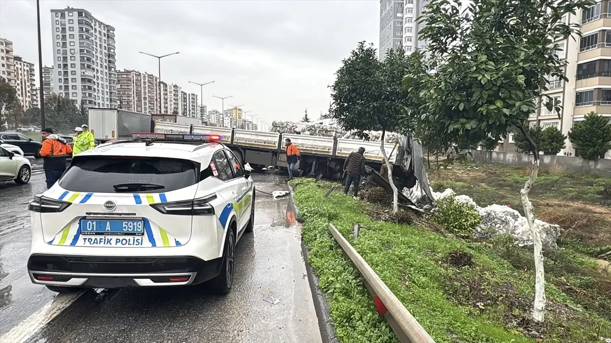 Adana’da Şarampole Çıkan Tır Devrildi, Trafik Bir Süre Durduruldu