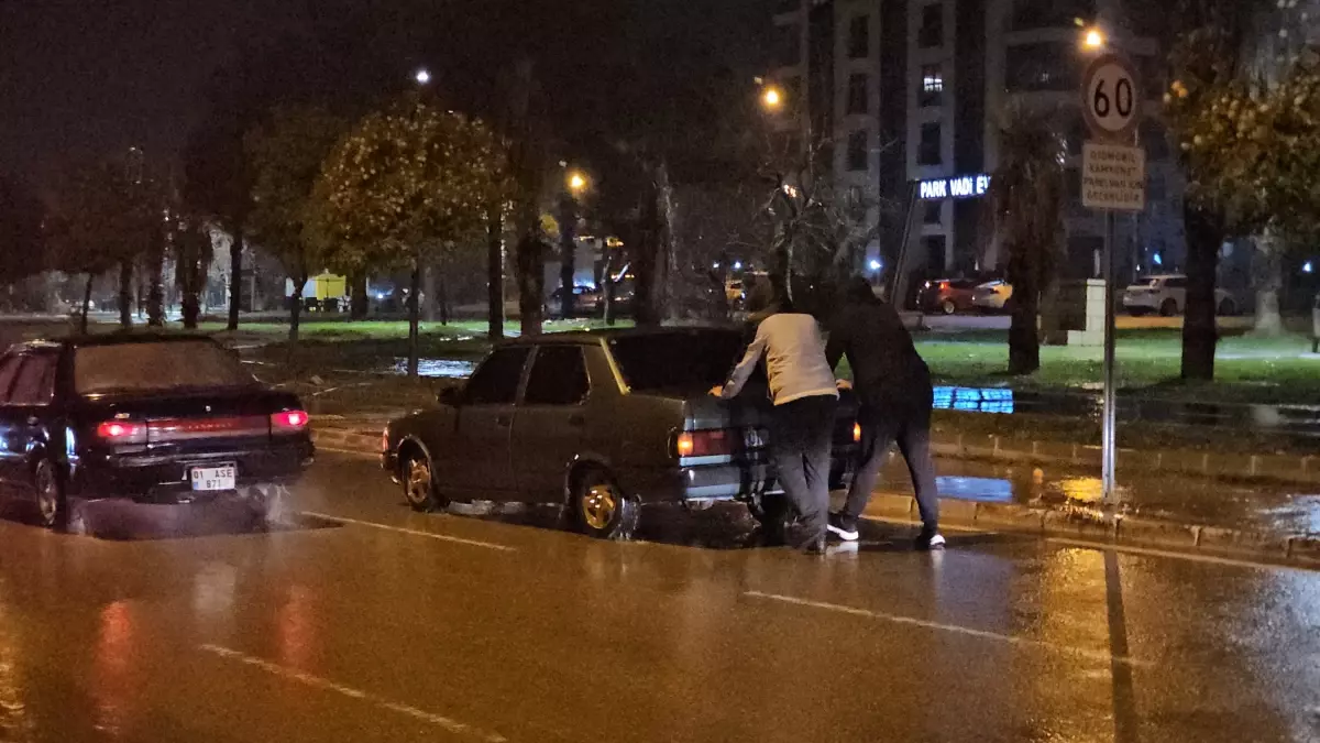 Adana’da Şiddetli Sağanak Sel Yol Açtı: Trafik ve Araçlar Etkilendi