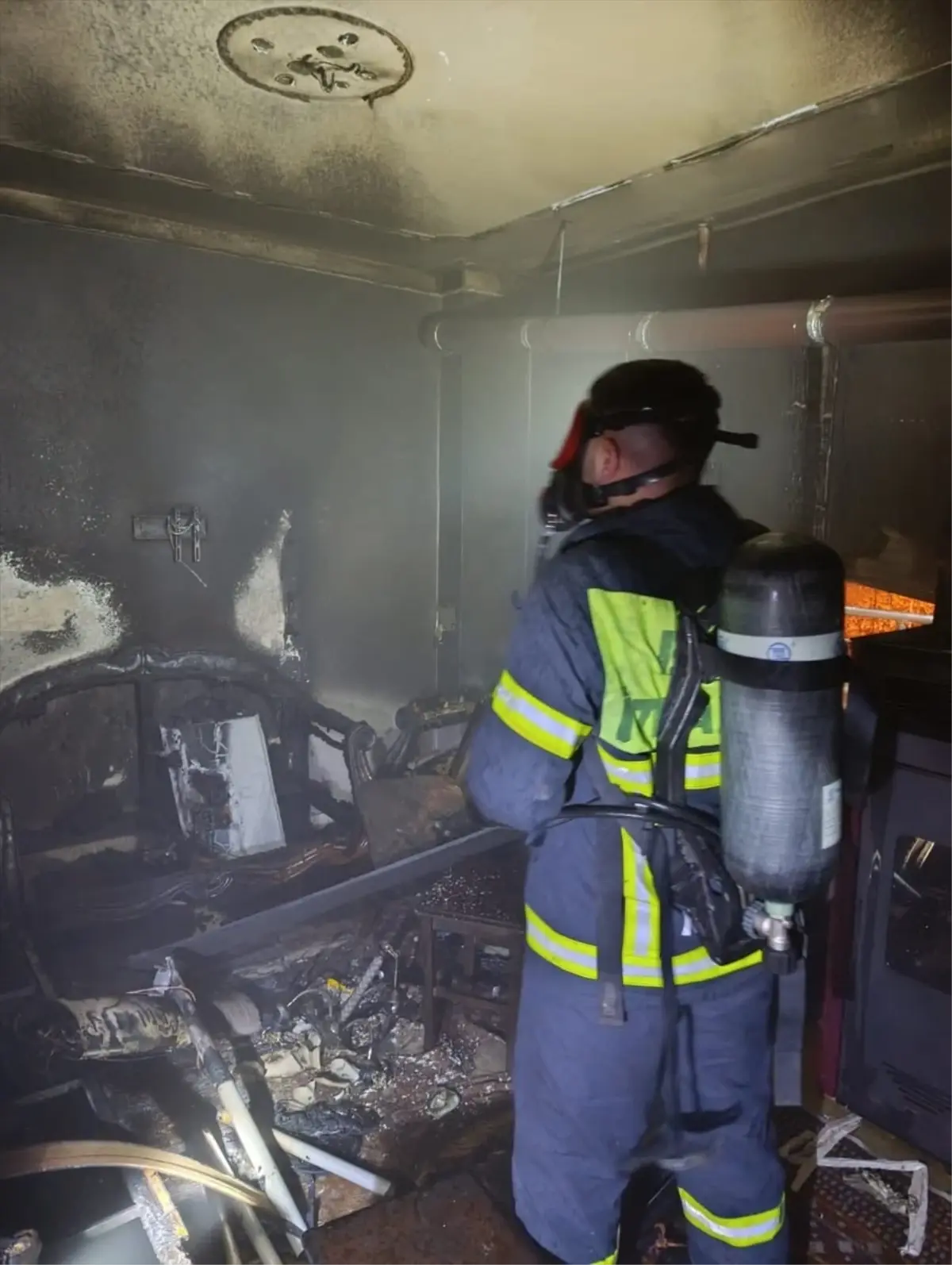 Adıyaman Besni'de Ev Yangını: Duman Zehirlenmesi Sonucu Bir Kişi Hastaneye Kaldırıldı