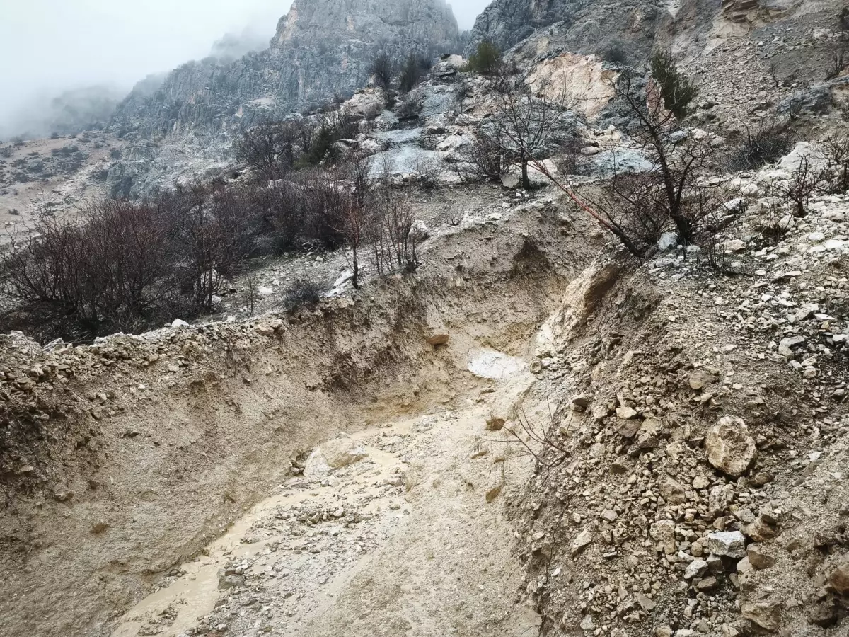Adıyaman'ın Tut İlçesinde Heyelan: İki Ev Güvenli Bölgeye Alındı