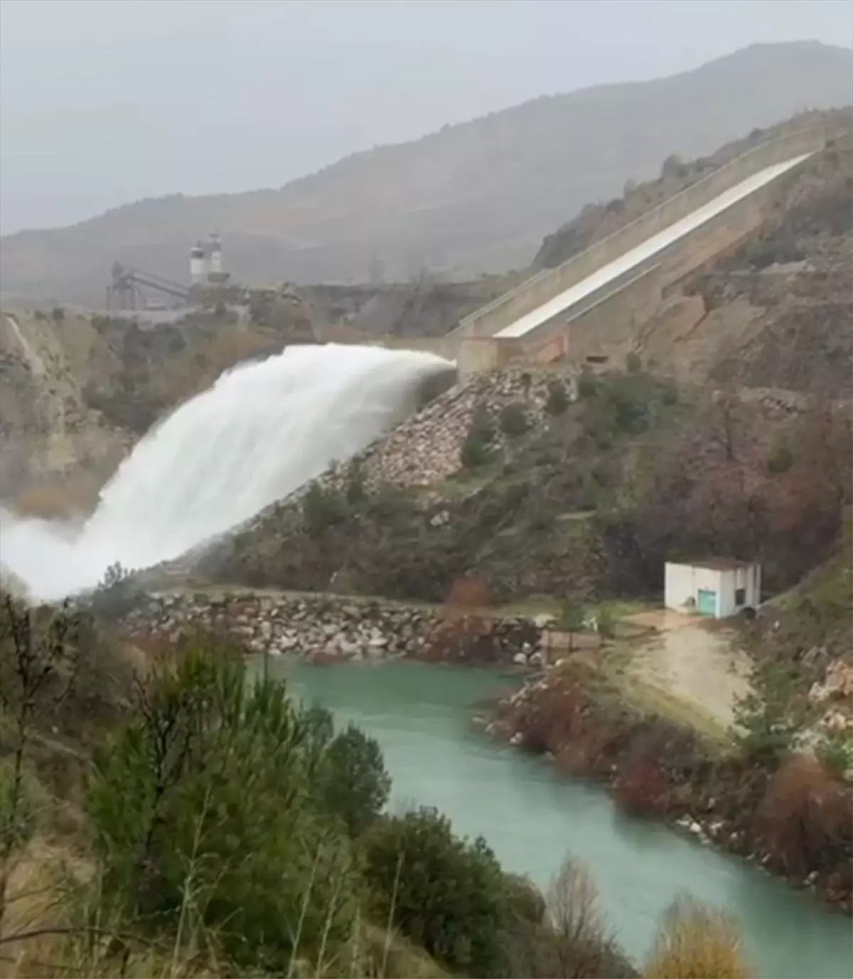 Alaköprü Barajı Kapakları Açıldı: Anamur’da Sel Uyarısı Yayılıyor